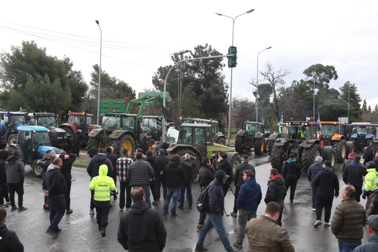 Κλιμακώνουν τις
