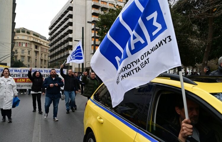 Επιστρέφουν ταξί από αύριο στην περιφέρεια  Συνεχίζει την απεργία το ΣΑΤΑ στην Αττική