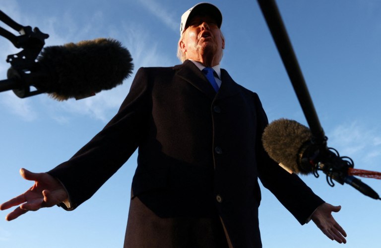 Κυνικός Τραμπ: Μπορεί να ξαναχτυπήσουμε το Χαργκ απλά για την πλάκα  Τι είπε για τον Μοτζτάμπα Χαμενεΐ,