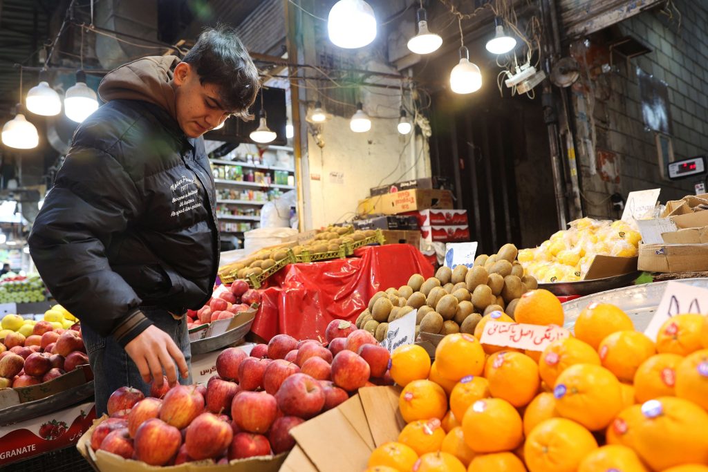 Η καθημερινότητα των Ιρανών εν καιρώ πολέμου  Ουρές για ψωμί και καύσιμα, μπλακ άουτ στο διαδίκτυο