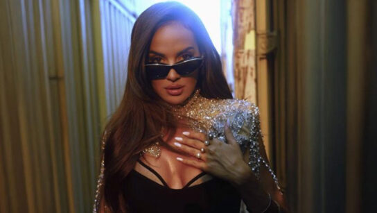 Ρία Ελληνίδου: Αναστατώνει