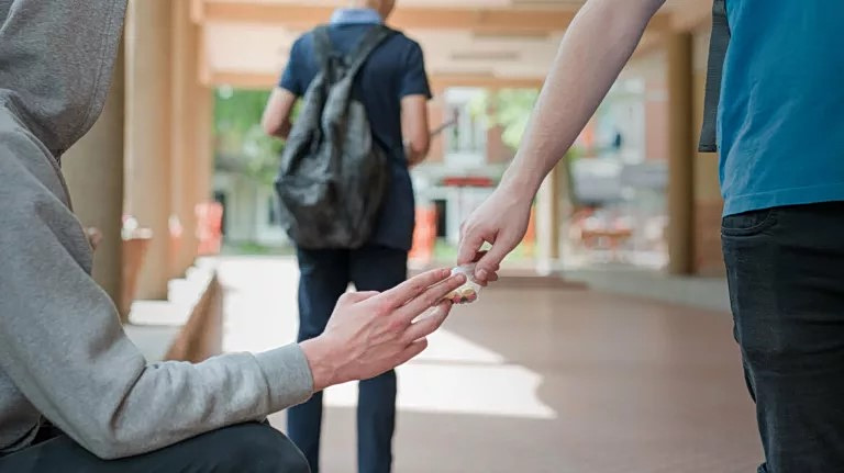 Καθηγήτρια σχολείου συνελήφθη μαζί με 17χρονο μαθητή για ναρκωτικά στην Καλλιθέα