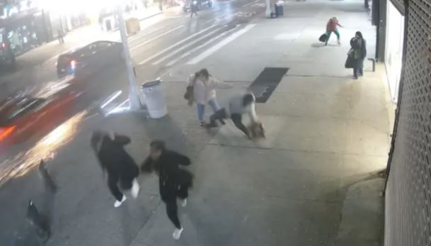 Νέα Υόρκη: Βίντεο σοκ με οδηγό ΙΧ να πέφτει πάνω σε ποδηλάτες   Ένας νεκρός