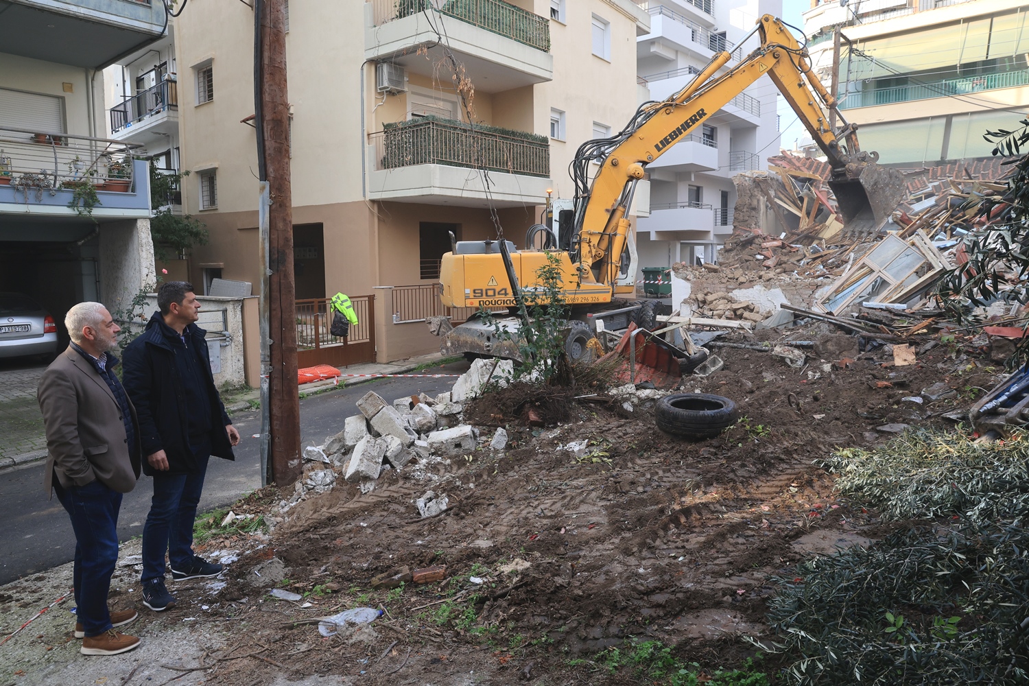 Κατεδαφίζει επικίνδυνα