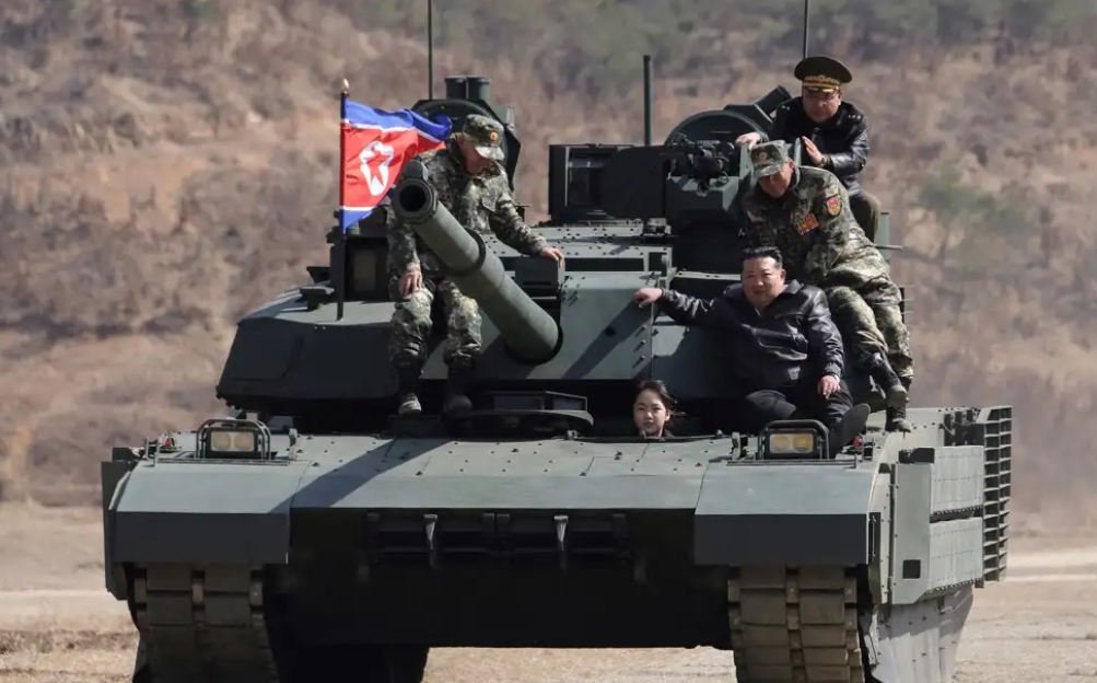 Βόλτα πήγε ο Κιμ Γιονγκ Ουν και η κόρη του με το νέο τους άρμα μάχης (video)