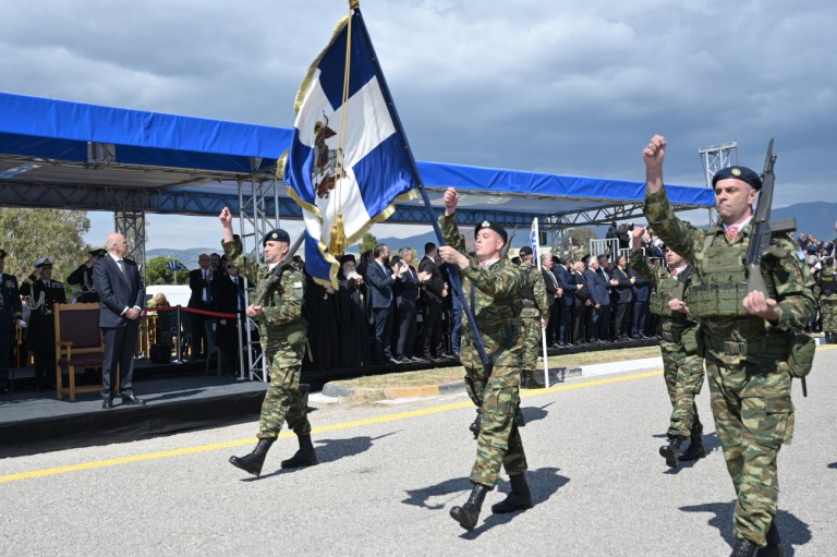 Μεσολόγγι: Μεγαλειώδης παρέλαση για τα 200 χρόνια από την Έξοδο  Το μήνυμα του πιλότου της ομάδας Ζευς