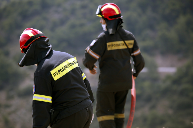 Αυτοκίνητο έπεσε σε γκρεμό