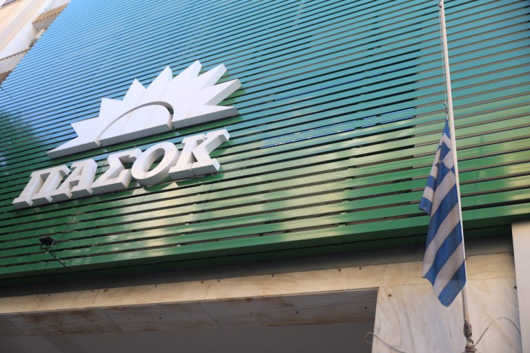 Στις κάλπες τα μέλη του ΠΑΣΟΚ  Ξεκίνησε η μάχη των συσχετισμών για το συνέδριο