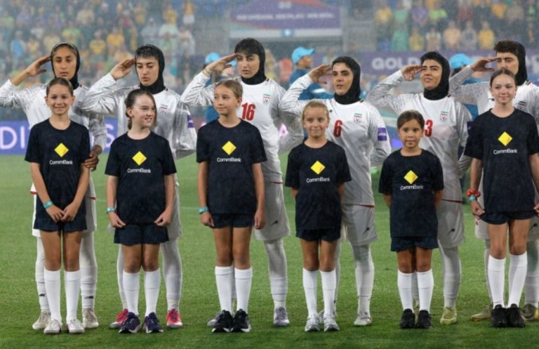 Προδότριες εν καιρώ πολέμου: Στο στόχαστρο του καθεστώτος η γυναικεία εθνική ομάδα ποδοσφαίρου του Ιράν (vids)