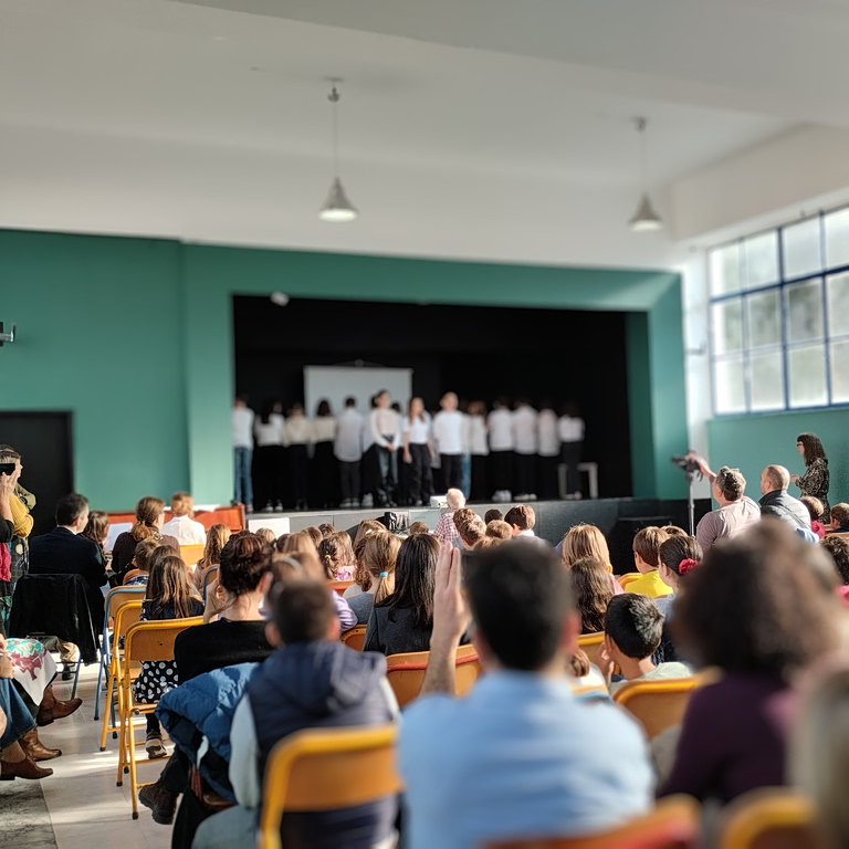 Το ιστορικό σχολείο που καταρρέει βουβά στην καρδιά της Αθήνας  Εχω στείλει δεκάδες επιστολές για τα παράθυρα