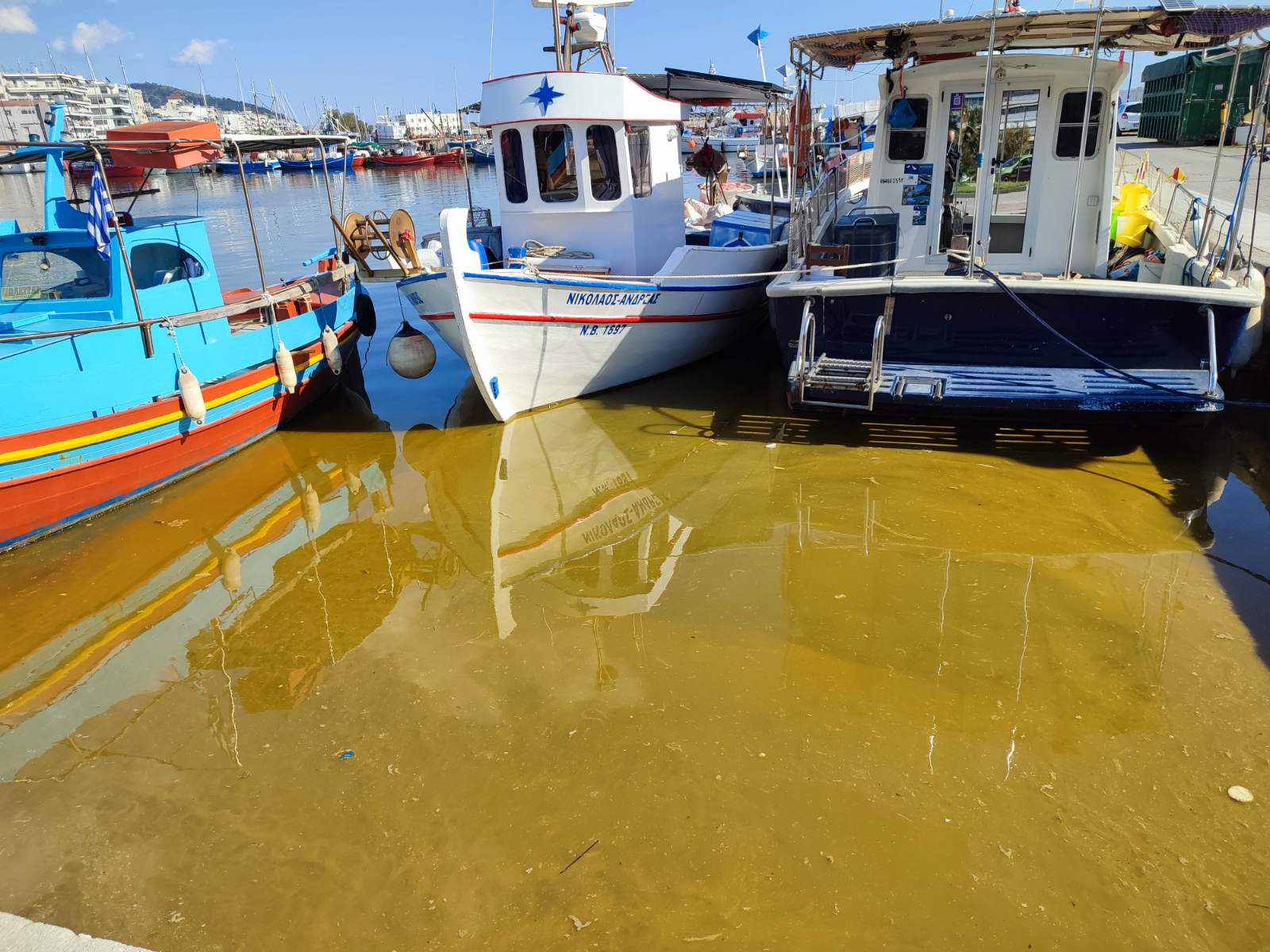 Ζητούν απαντήσεις για τη