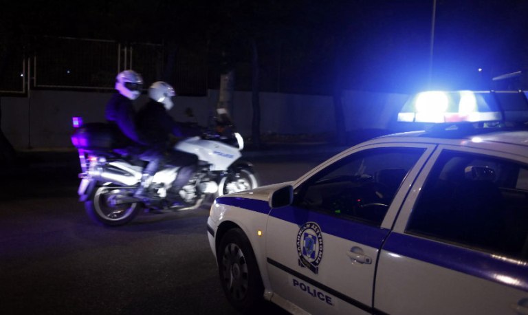 Εξάρχεια: Επίθεση με εμπρηστικό μηχανισμό σε πολυκατοικία