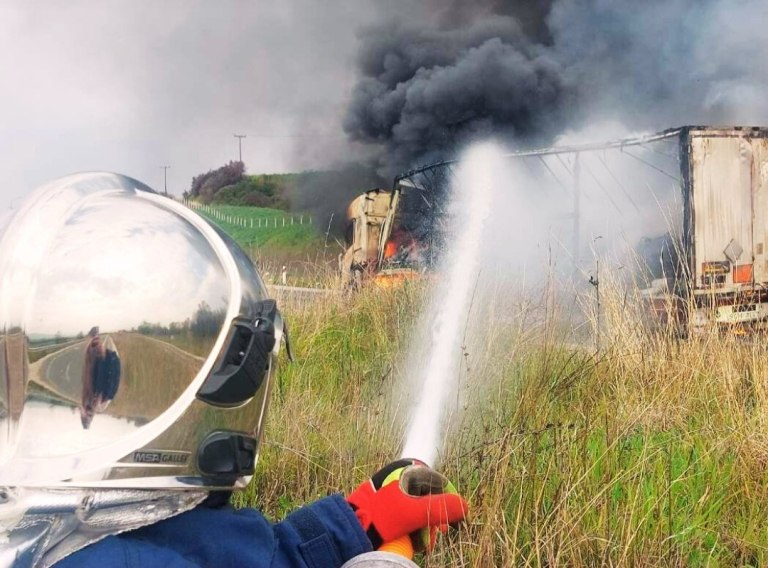 Θεσσαλονίκη: Βίντεο από τη μεγάλη φωτιά σε φορτηγό στην Εγνατία Οδό  Κάηκε ολοσχερώς