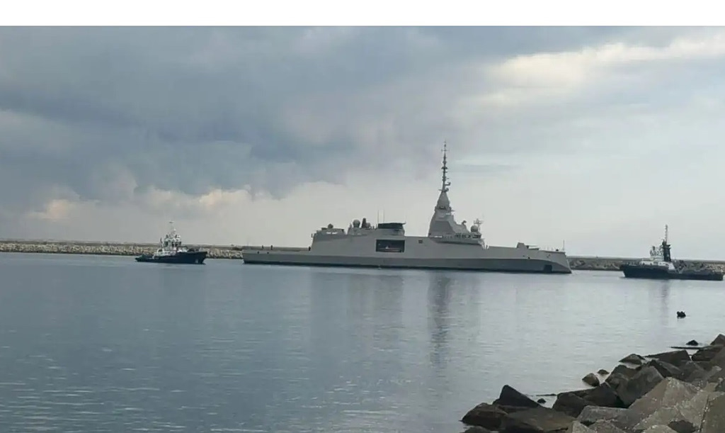 Κύπρος: Είκονες από τη στιγμή που η φρεγάτα Κίμων μπαίνει για ανεφοδιασμό καυσίμων στο λιμάνι της Λεμεσού