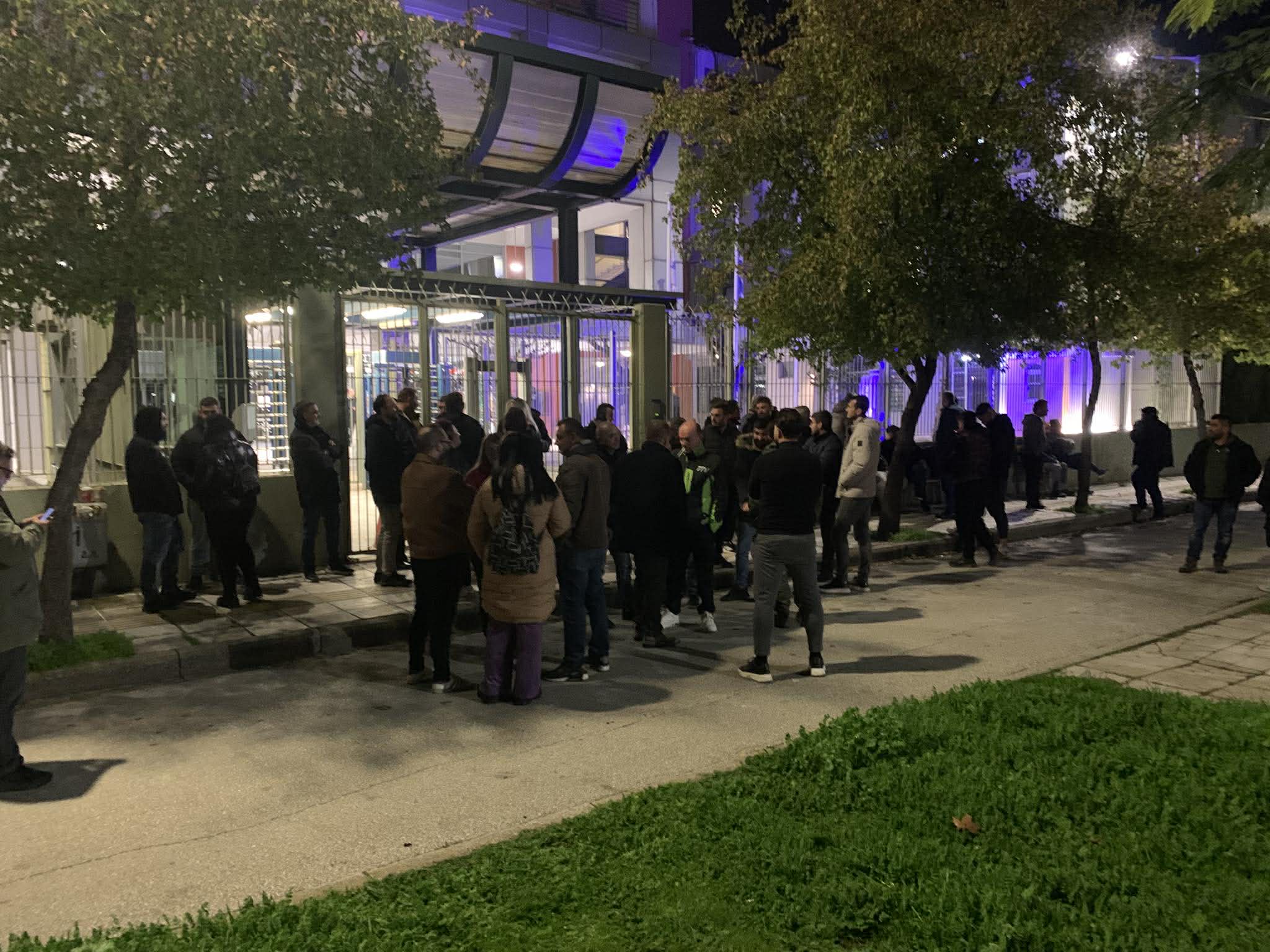 Λάρισα: Διαμαρτυρίες έξω