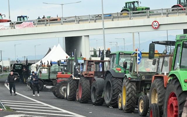 Στην ύψιστη ένταση η αντιπαράθεση αγροτών-κυβέρνησης μετά την παρέμβαση των δύο πρώην πρωθυπουργών
