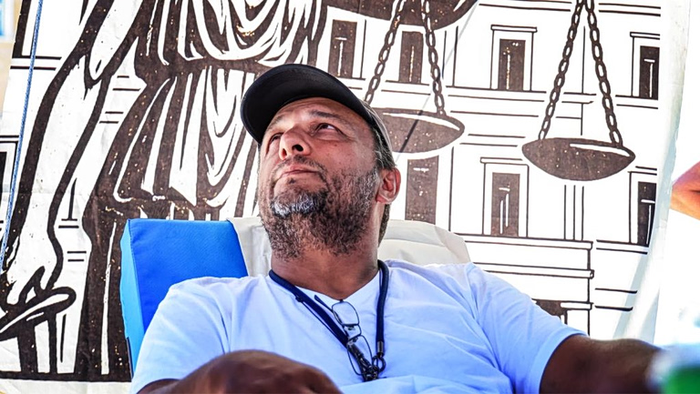 Δεν γίνεται να παρακαλάμε