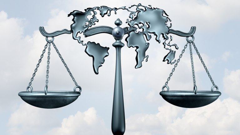 Εγκαταλείπει το Διεθνές Δίκαιο η Ευρώπη;  Η επιλογή του δρόμου προς τη μεγάλη βαρβαρότητα