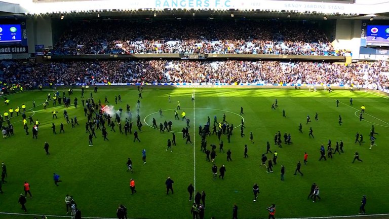 Σοβαρά επεισόδια μετά τον αποκλεισμό της Ρέιντζερς από τη Σέλτικ  Εισβολή οπαδών με ξύλο και δακρυγόνα (vids)