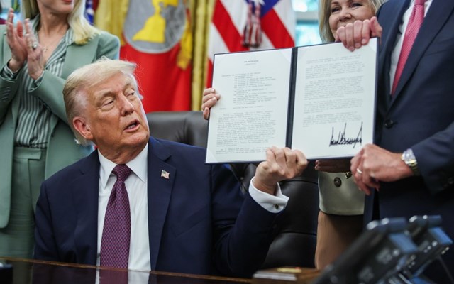 Bloomberg: Ο Τραμπ προέβαλε νέες