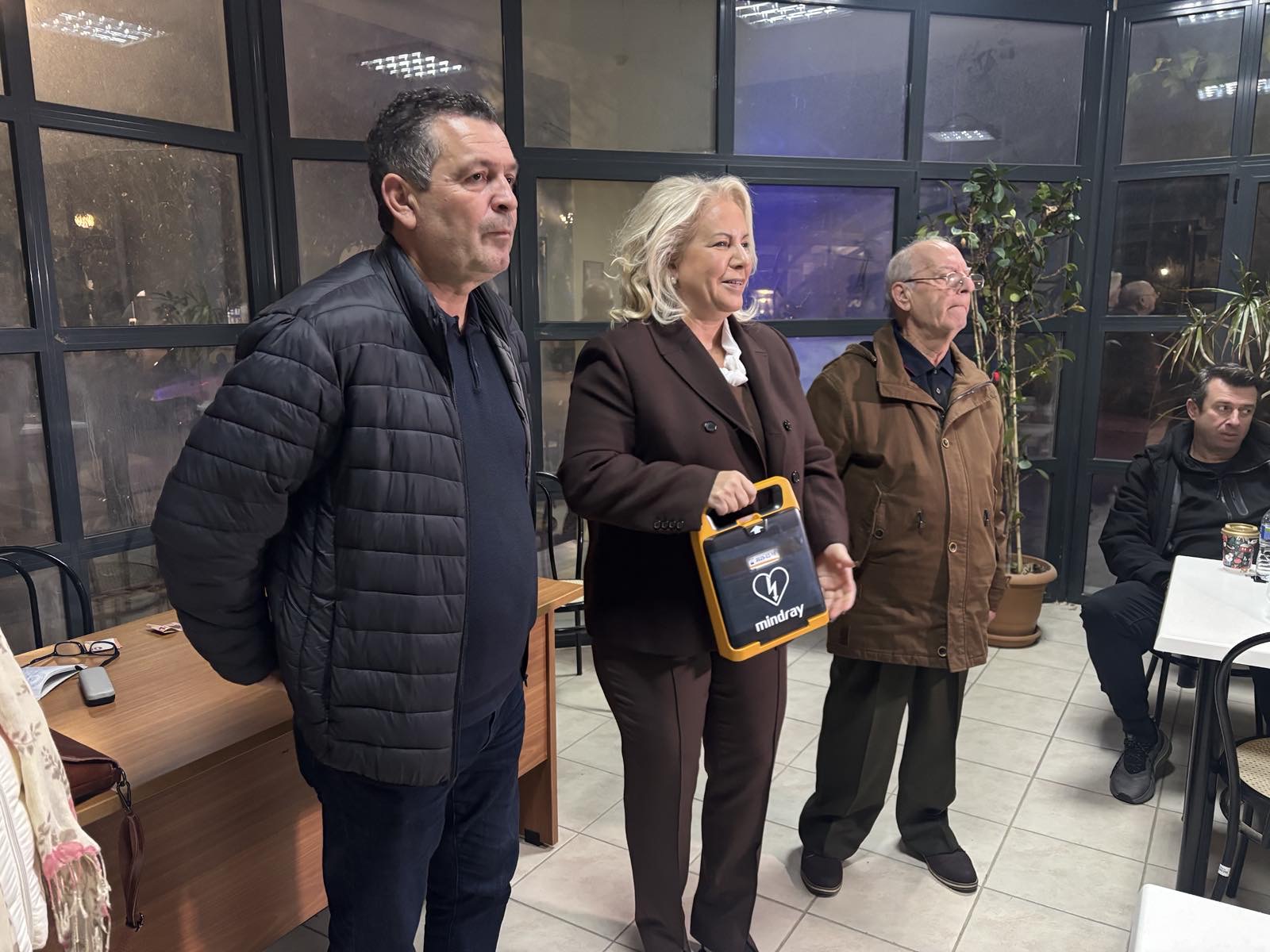 Παράδοση απινιδωτή στον