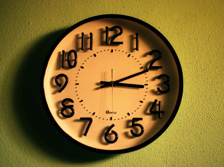 Ήγγικεν η θερινή ώρα  Την Κυριακή γυρίζουμε τους δείκτες μπροστά