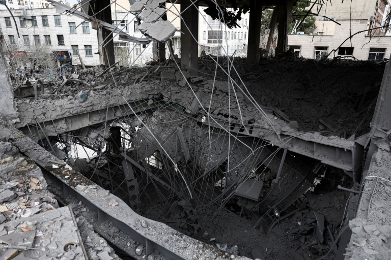 Ισραηλινό σφυροκόπημα σε υποδομές της Τεχεράνης  Πληθαίνουν τα σενάρια περί χερσαίας επέμβασης των ΗΠΑ