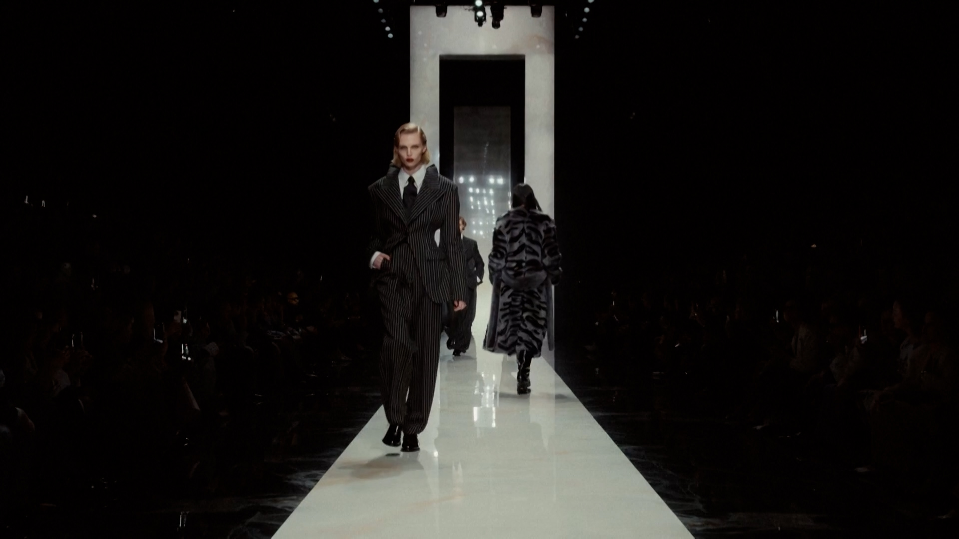 Μιλάνο: Το μαύρο κυριάρχησε στην πασαρέλα των Dolce & Gabbana στη Milan Fashion Week