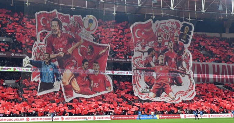 Τουρκία: Οι οπαδοί ανέβασαν πανό κόντρα στη Ρουμανία χωρίς τον κορυφαίο παίκτη της ιστορίας της χώρας