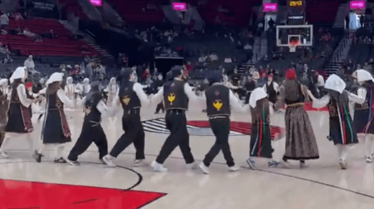 Ελληνικοί χοροί στο ημίχρονο του Μπλέιζερς  Μπακς και τραγούδι της Αναστασίας στα ηχεία (vid)