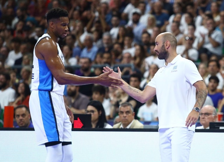 Ο Γιάννης τραγουδάει το