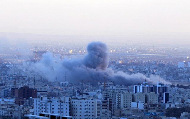 Πόσο απειλείται η ελληνική ανάπτυξη από τον πόλεμο και ο ρόλος των επιτοκίων της ΕΚΤ