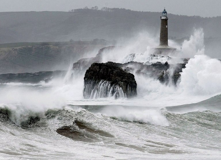 Στο μάτι της Τερέζας οι Κανάριες Νήσοι: Άνεμοι 140 χλμ/ώρα, γιγάντια κύματα, εκατοντάδες εγκλωβισμένοι