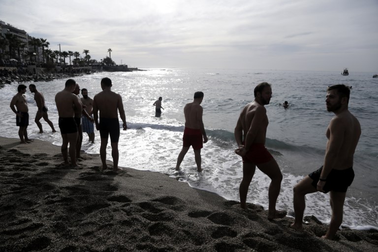 Οι χειμερινοί κολυμβητές της Αττικής δεν κοιτούν ημερολόγιο και θερμόμετρο
