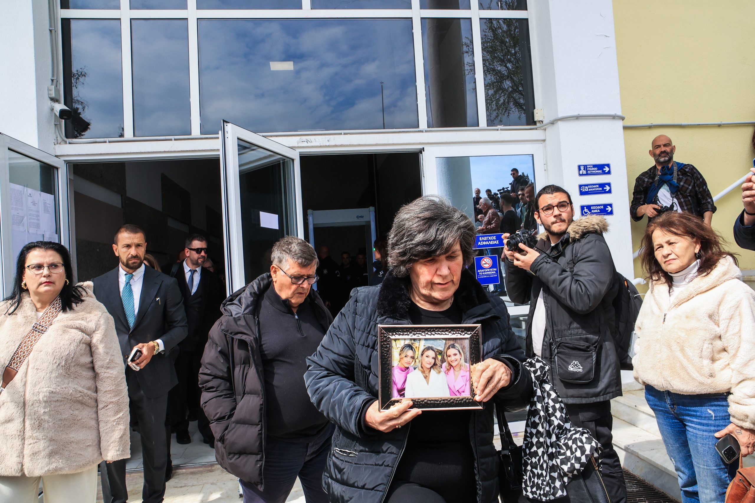 Δίκη των Τεμπών: Ένταση και παράπονα από συγγενείς και δικηγόρους για τις συνθήκες διεξαγωγής  Τι απαντά το υπουργείο Δικαιοσύνης για την αίθουσα