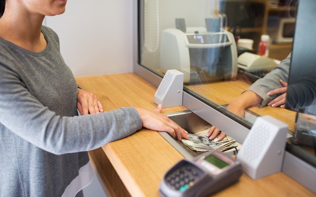 Οι Έλληνες αυξάνουν τις καταθέσεις τους - H θετική επίπτωση για τις τράπεζες