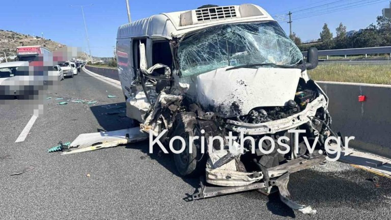 Σοβαρό τροχαίο με καραμπόλα τριών οχημάτων στην Αθηνών  Κορίνθου με δύο τραυματίες