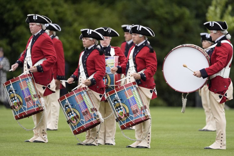 Beating Retreat: Ο Κάρολος