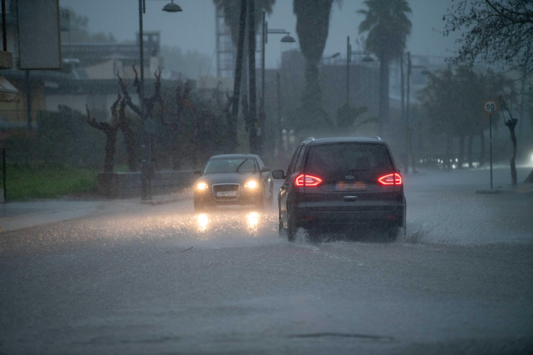 Κακοκαιρία Erminio: 112 σε Αττική και άλλες περιοχές  Ισχυρές βροχές, ανεμοστρόβιλοι και δρόμοι ποτάμια