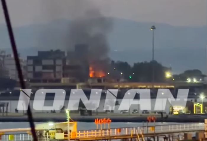 Φωτιά στο κτίριο του παλαιού Λιμεναρχείου στην Πάτρα