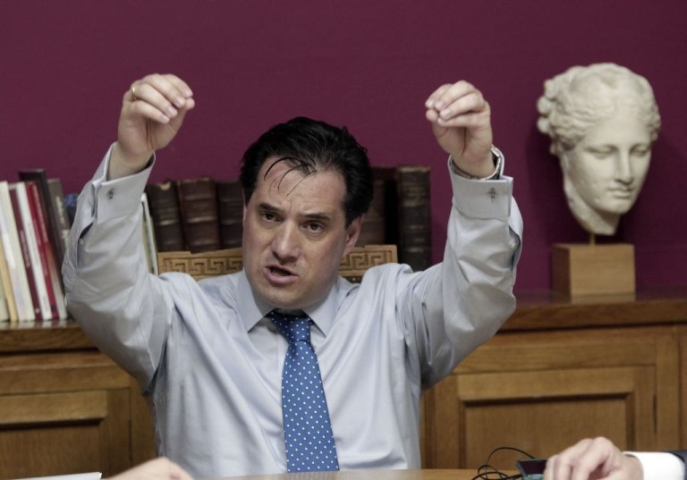 Ο Άδωνις δεν μασάει (κρακερ) απλώς, μιλάει κιόλας και δείχνει τι θα πει αμοραλισμός, ο Τσίπρας πλέον δεν μασάει γενικώς, η Κοβέσι είπε τι έρχεται σε σκάνδαλο προσεχώς