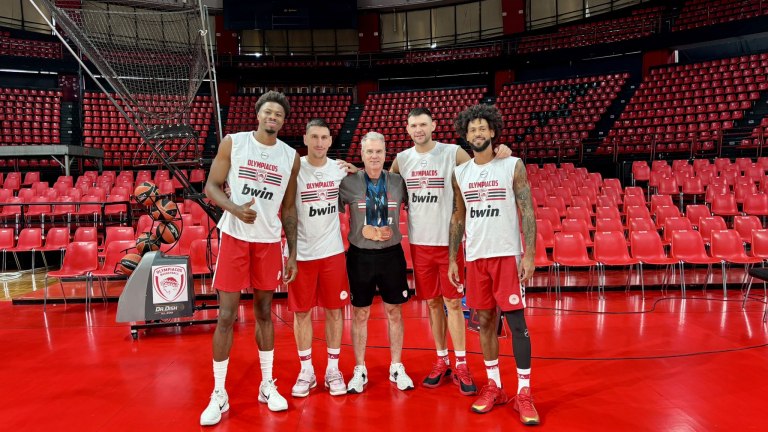 Πίσω στη βάση τους οι