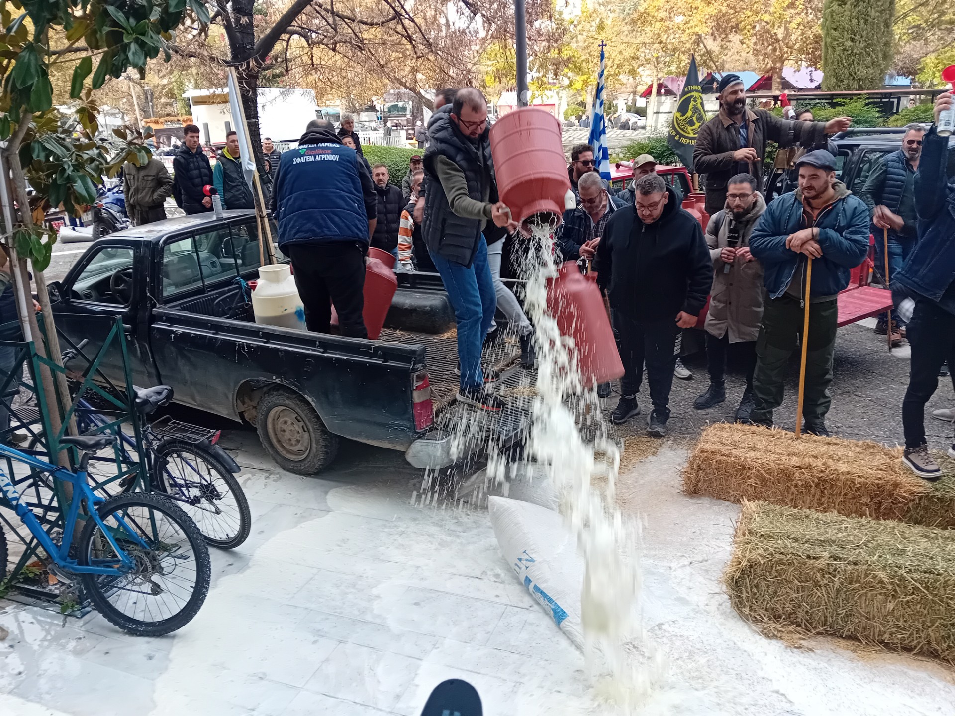 Γάλα, άχυρο και ζωοτροφές