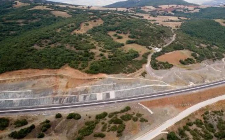 Άρτα: Χωρίς τις αισθήσεις του απεγκλωβίσθηκε εργάτης  Είχε καταπλακωθεί από χώματα μετά από κατολίσθηση