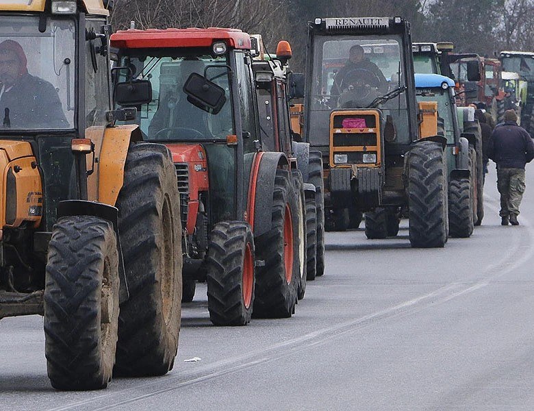 Βγαίνουν τα τρακτέρ στον