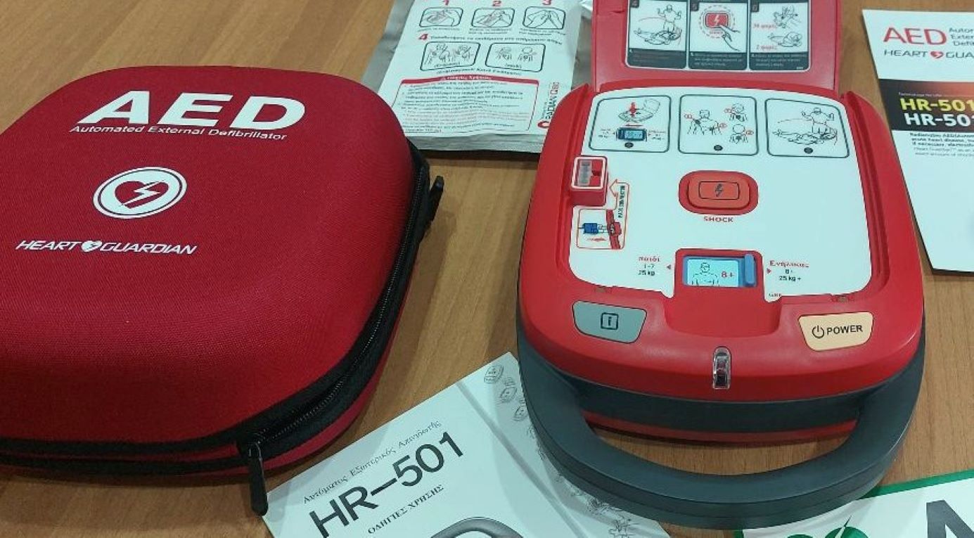 Με 90 απινιδωτές εφοδιάζει