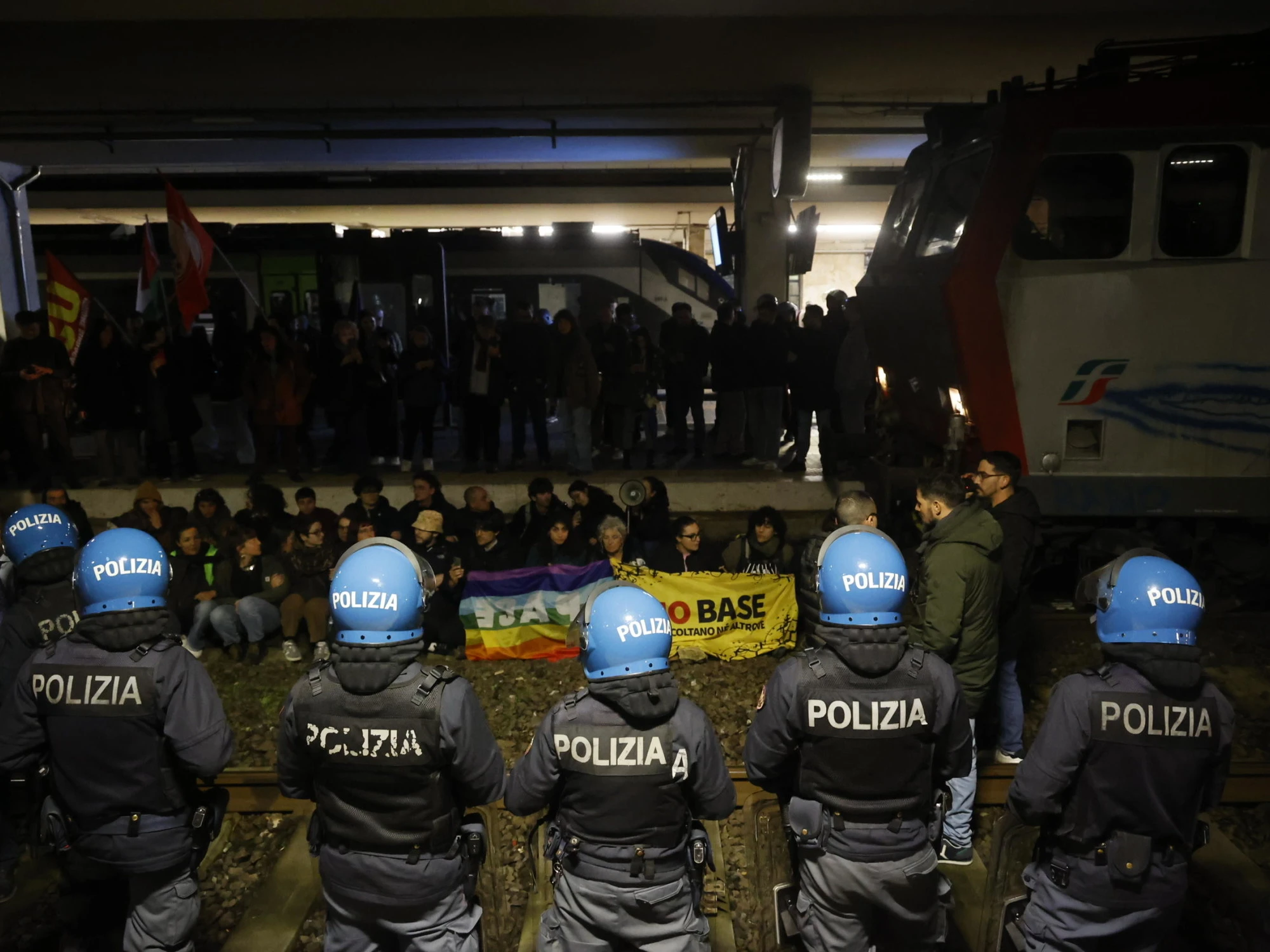 Ιταλία: Διαδηλωτές οργάνωσαν καθιστική διαμαρτυρία στην Πίζα  Εμπόδισαν τη μεταφορά στρατιωτικού υλικού