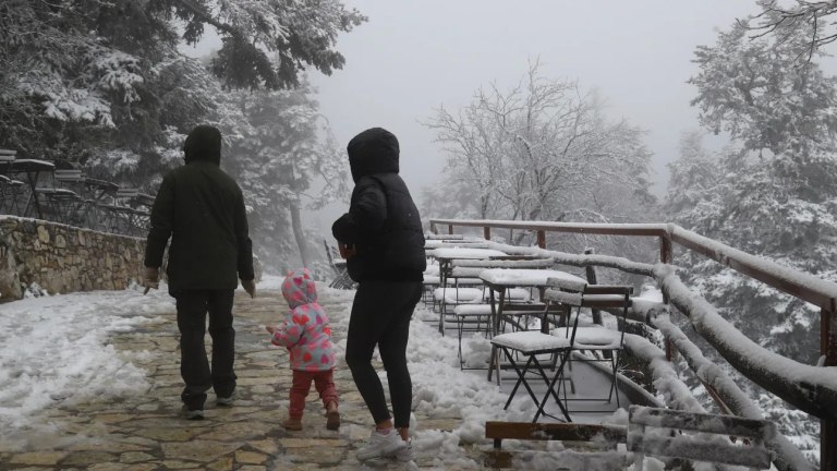 Χιόνισε στην κορυφή της Πάρνηθας  Στα λευκά τα καταφύγια