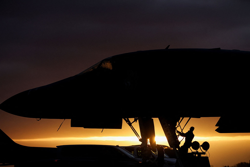 Το Ηνωμένο Βασίλειο εξετάζει πιο ενεργή συμμετοχή στον πόλεμο  Στόχος η επαναλειτουργία των Στενών του Ορμούζ