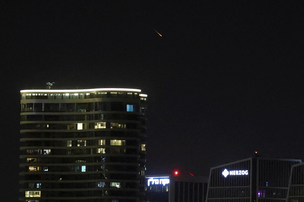 Εκρήξεις και αναφορές για νεκρούς στο Τελ Αβίβ  Μεγάλη επίθεση από το Ιράν με πυρομαχικά διασποράς